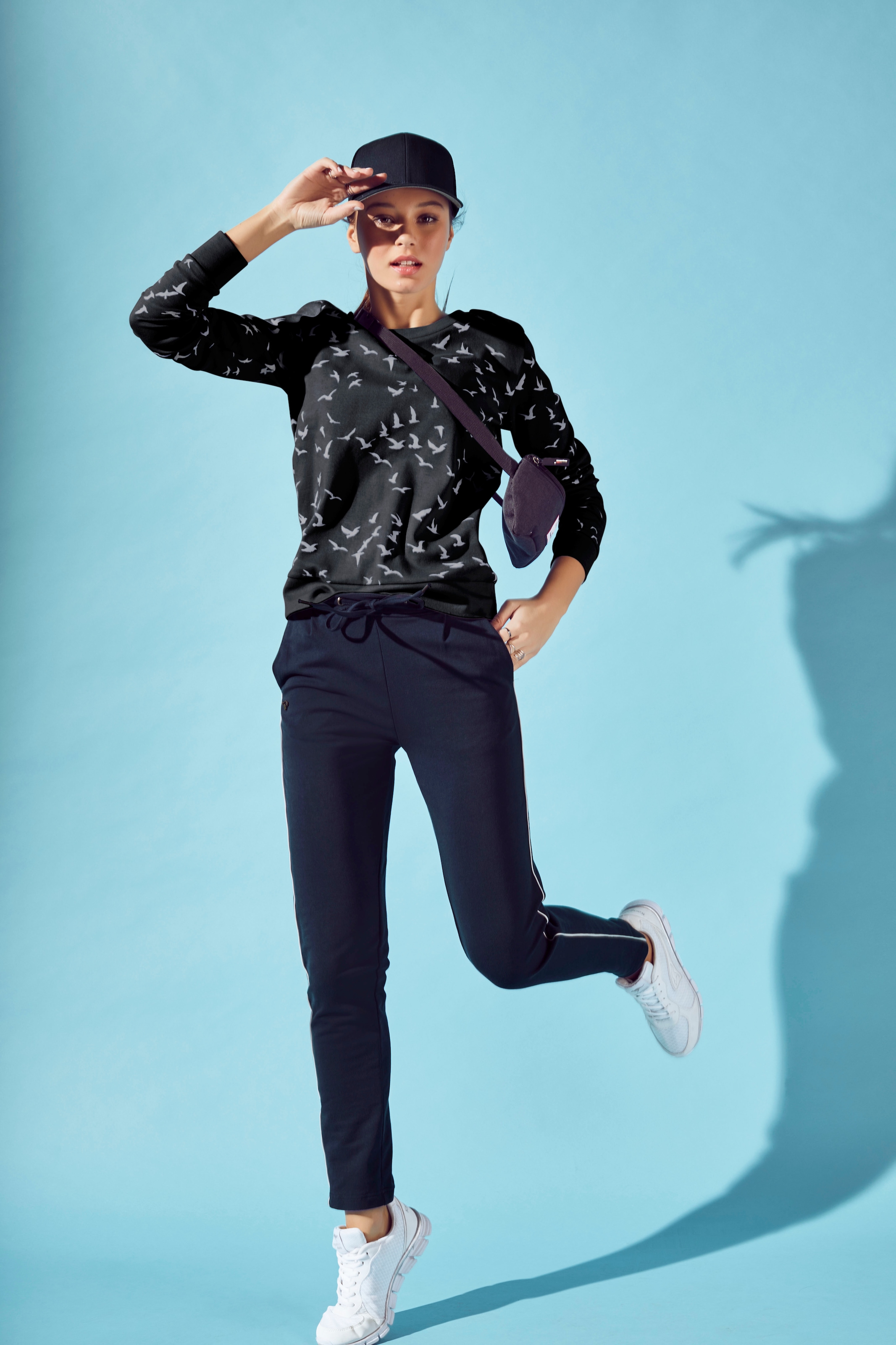 KangaROOS Sweatshirt, mit modischem online Minimal-Allover-Print