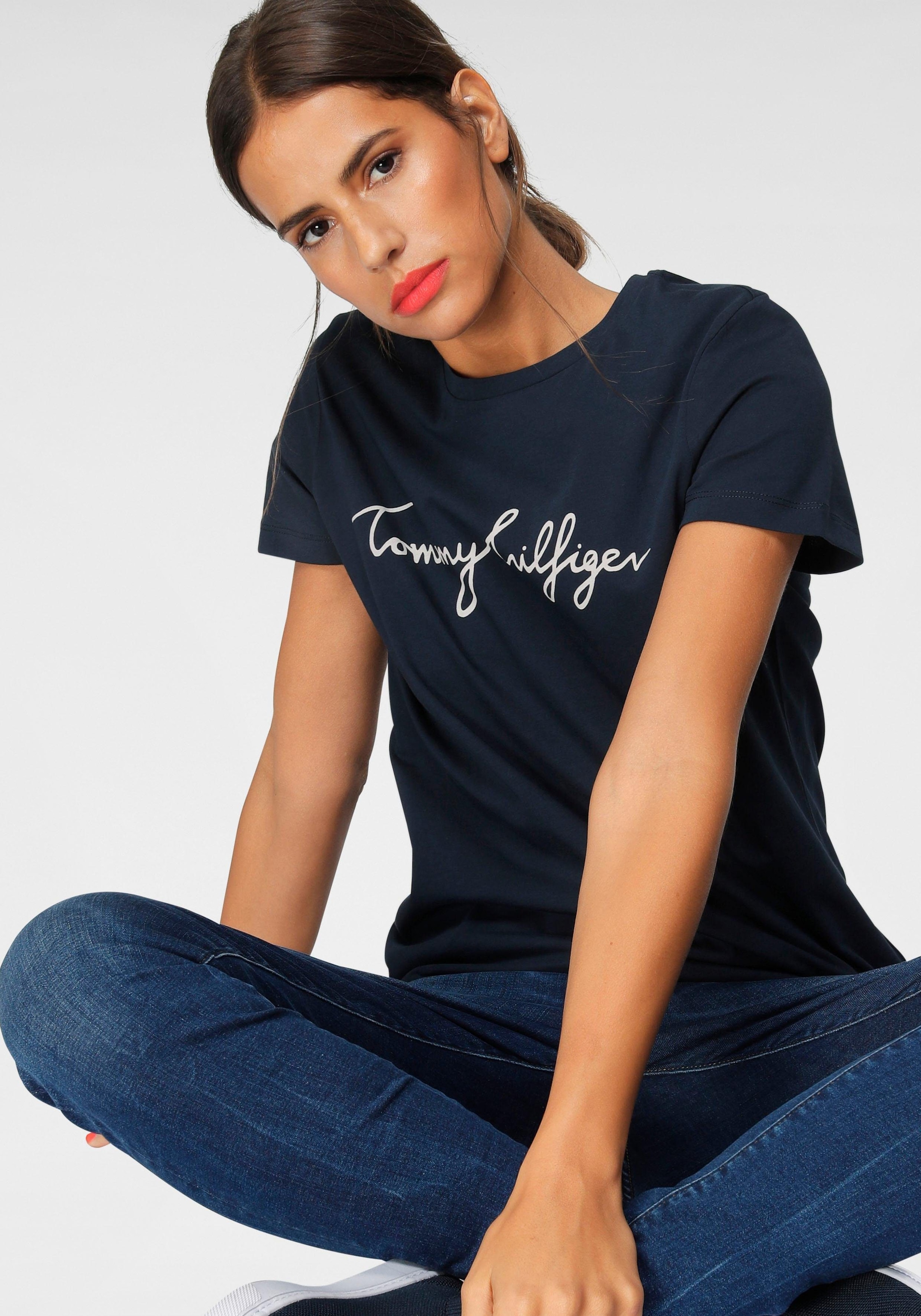 Tommy Hilfiger T-Shirt »HERITAGE CREW NECK GRAPHIC TEE«, mit Tommy Hilfiger  Script Logo-Schriftzug & Logo-Flag am Saum bestellen | I\'m walking