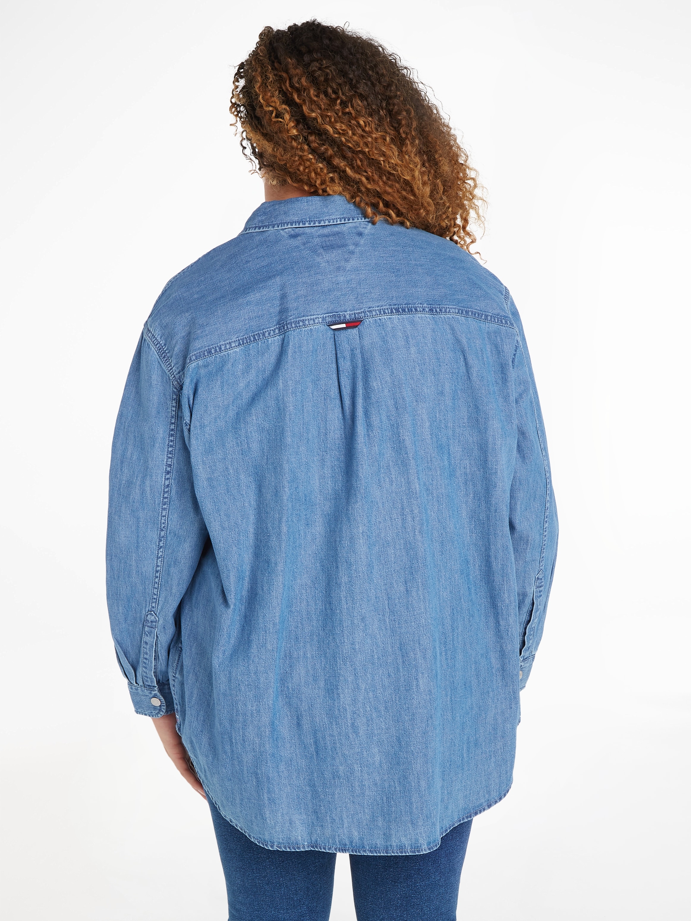 Jeans CURVE,mit Tommy I\'m BOYFRIEND CRV CHAMBRAY Logo-Stickerei PLUS »TJW Curve Tommy Hemdbluse walking SHIRT«, kaufen | SIZE Jeans