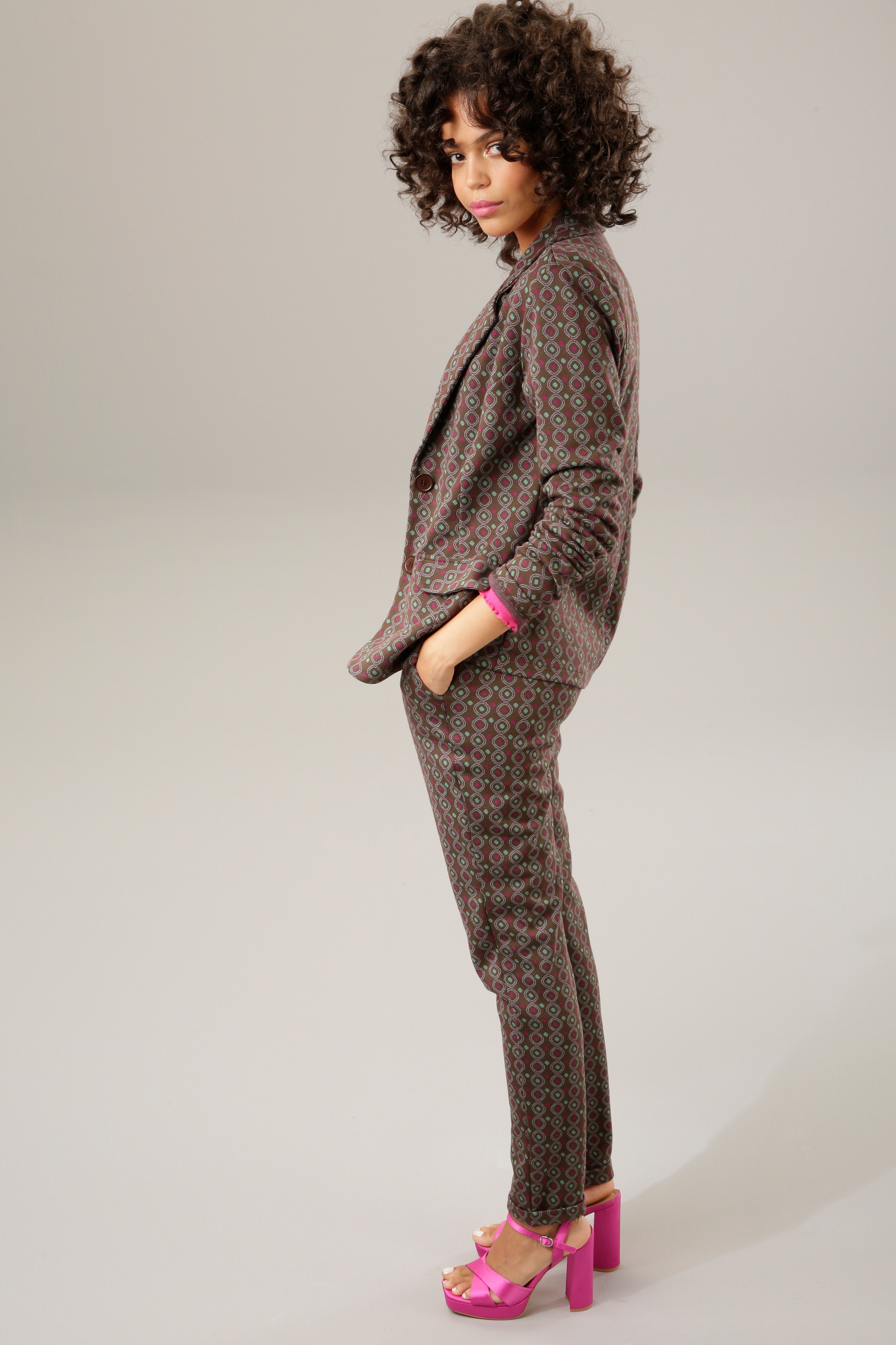Schlupfhose, CASUAL Aniston farbenfrohem, mit graphischem Muster kaufen
