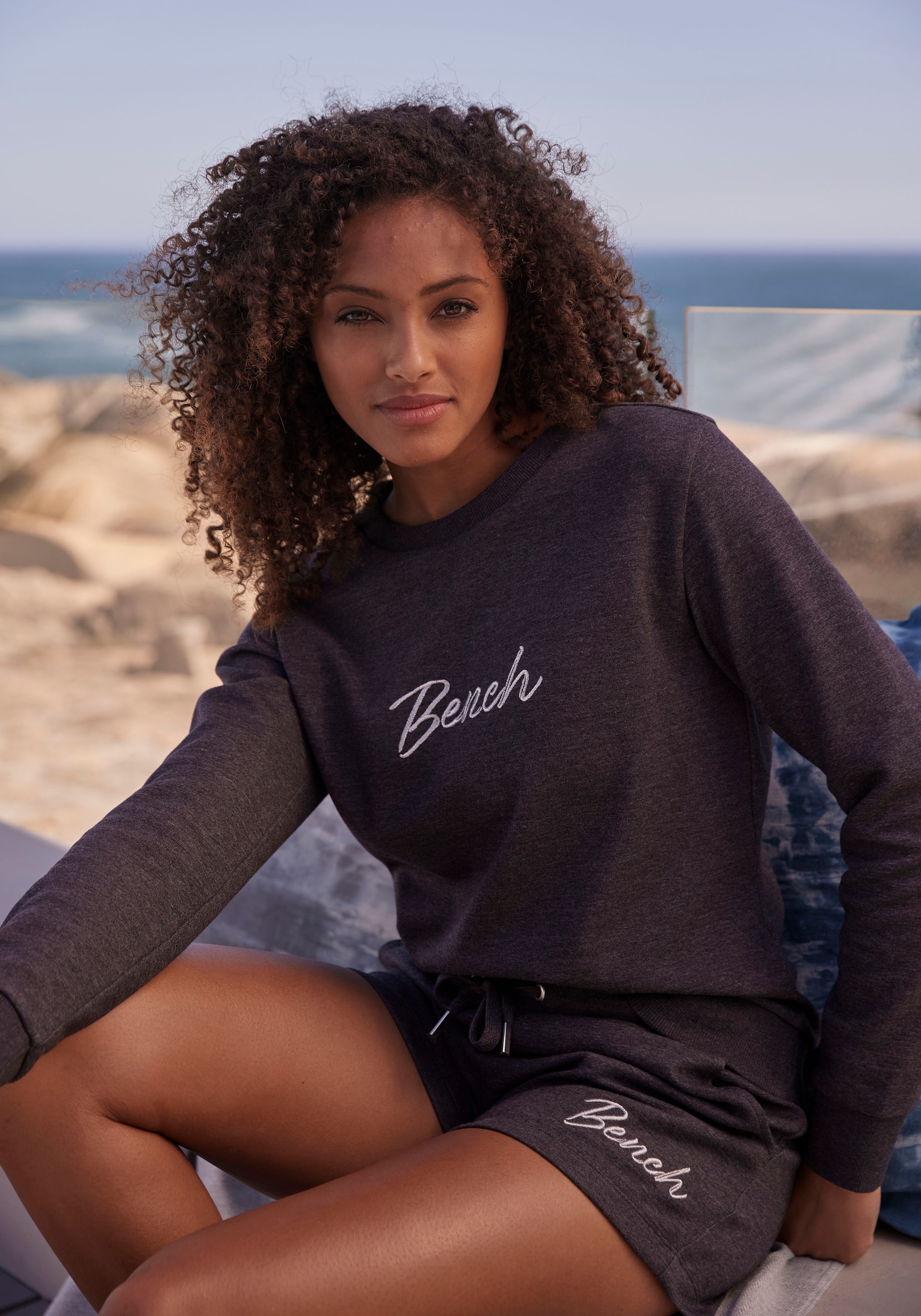 Bench. Loungewear kaufen walking »-Loungeshirt«, online | Sweatshirt glänzender mit Logostickerei, Loungeanzug I\'m Loungewear