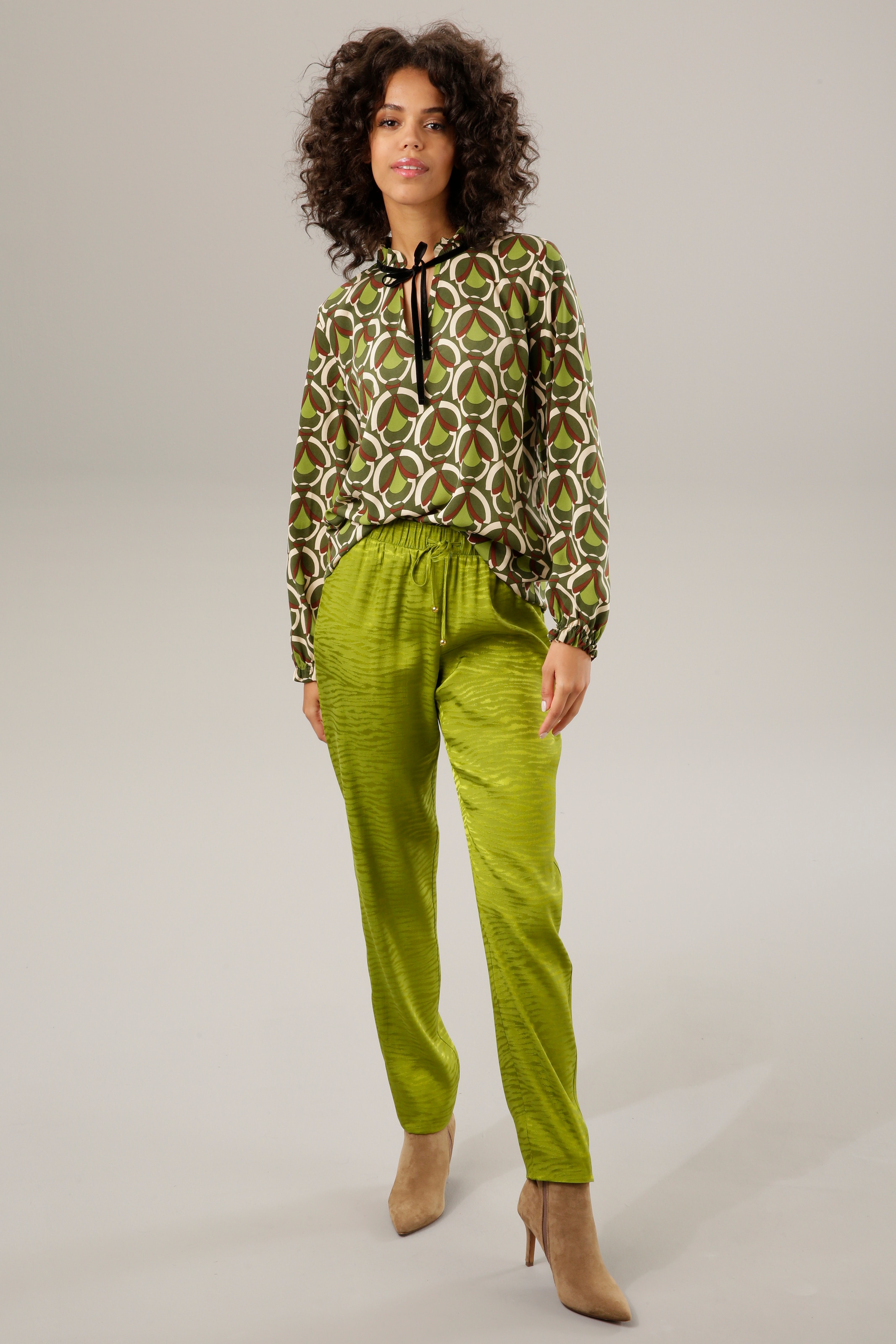 Aniston CASUAL Schlupfhose, mit trendigem, leicht glänzendem Struktur-Muster  shoppen