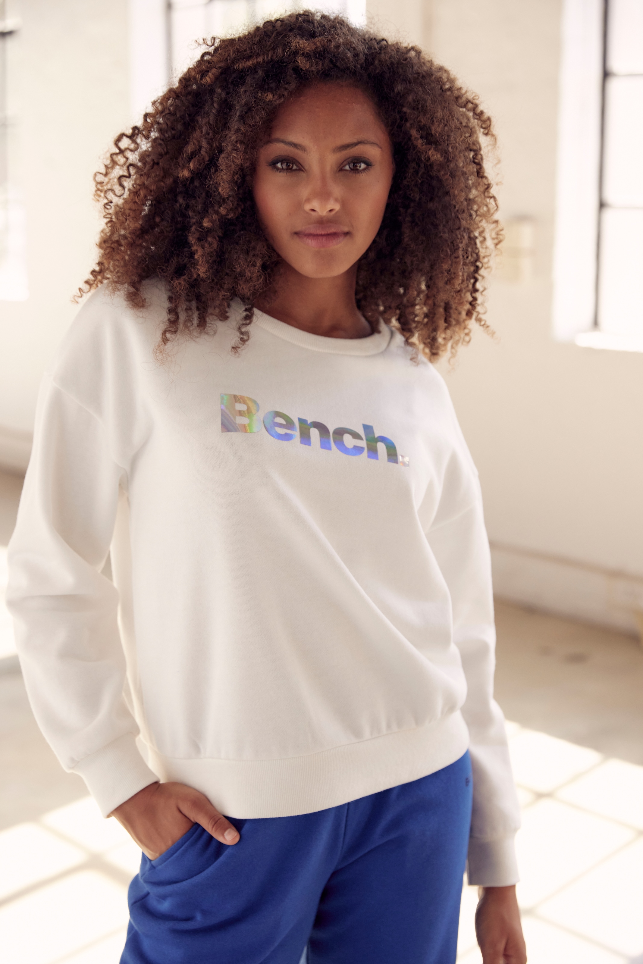 Bench. Loungewear Sweatshirt »-Loungeshirt«, mit glänzendem Logodruck,  Loungewear, Loungeanzug online