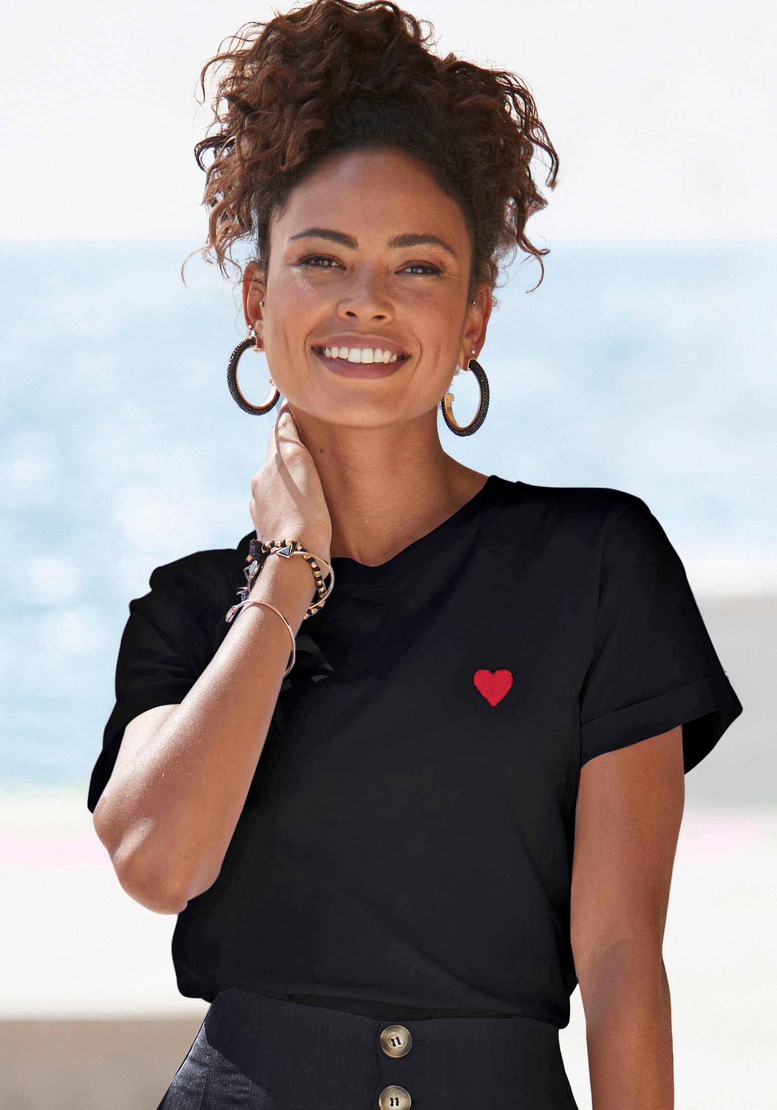 LASCANA T-Shirt, mit Herz-Stickerei online | I\'m walking
