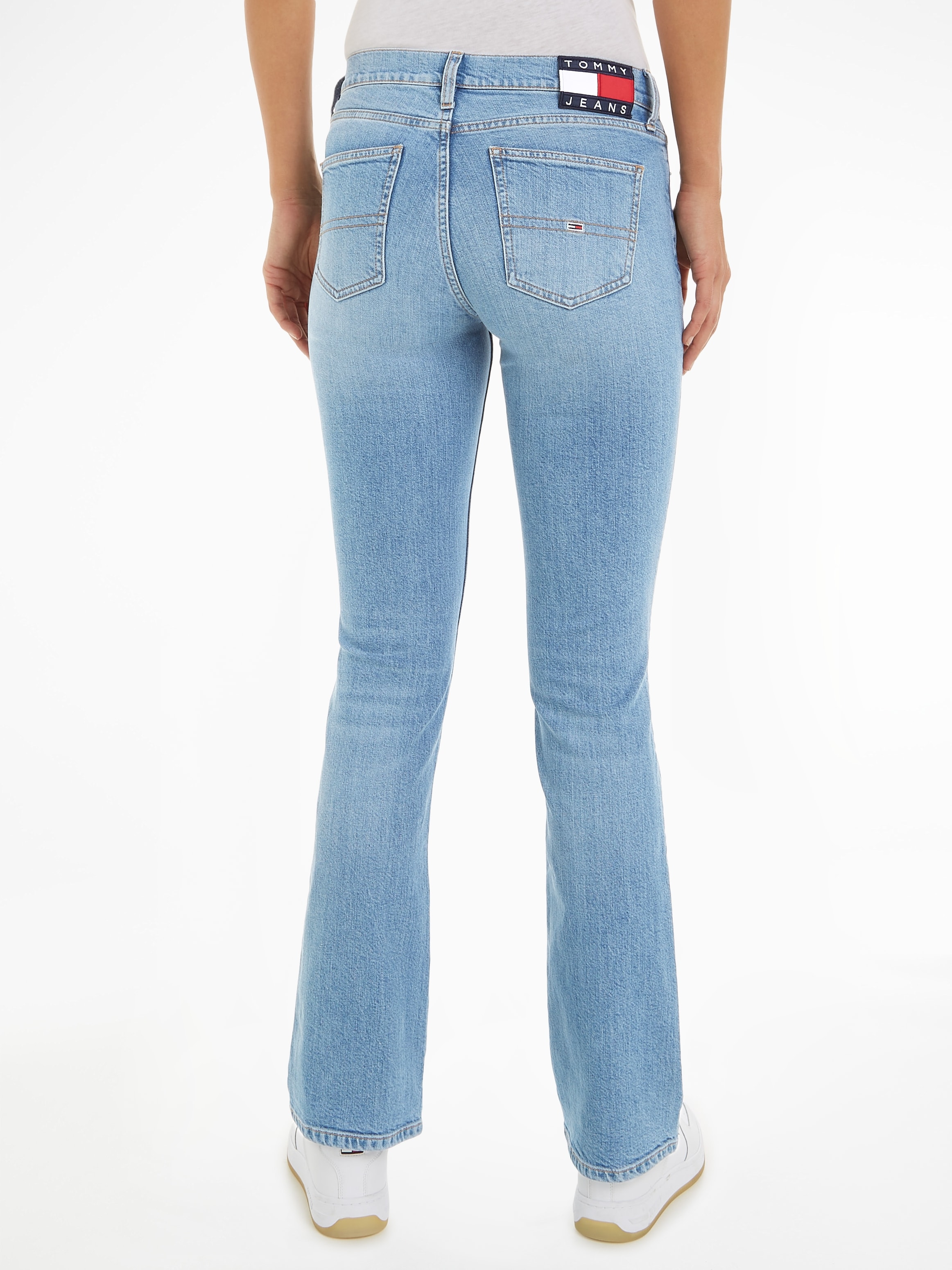 Tommy Jeans Bootcut-Jeans »MADDIE MR BC DG5161«, mit Logobadge und  Logostickerei online