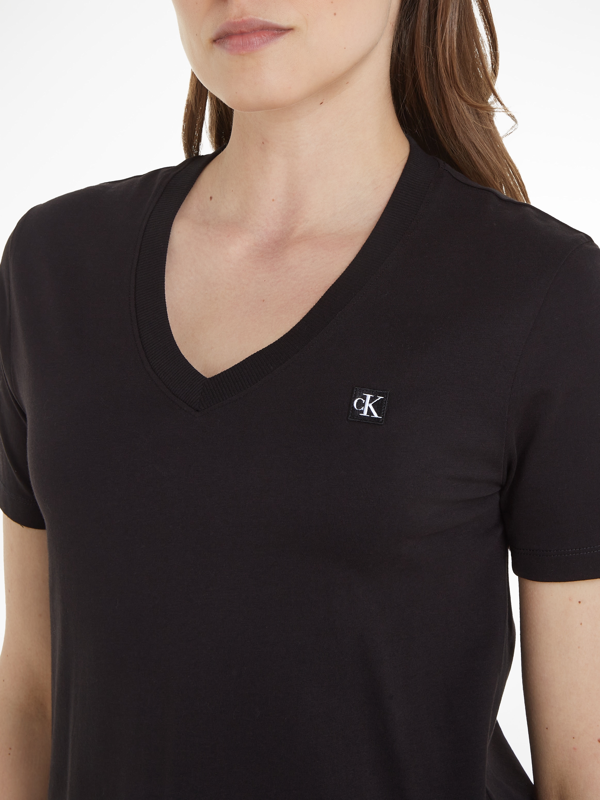 T-Shirt mit »CK | Calvin bestellen Klein Logomarkenlabel TEE«, Jeans V-NECK I\'m BADGE walking EMBRO