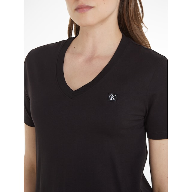 Calvin Klein Jeans T-Shirt »CK EMBRO BADGE V-NECK TEE«, mit Logomarkenlabel  bestellen | I\'m walking