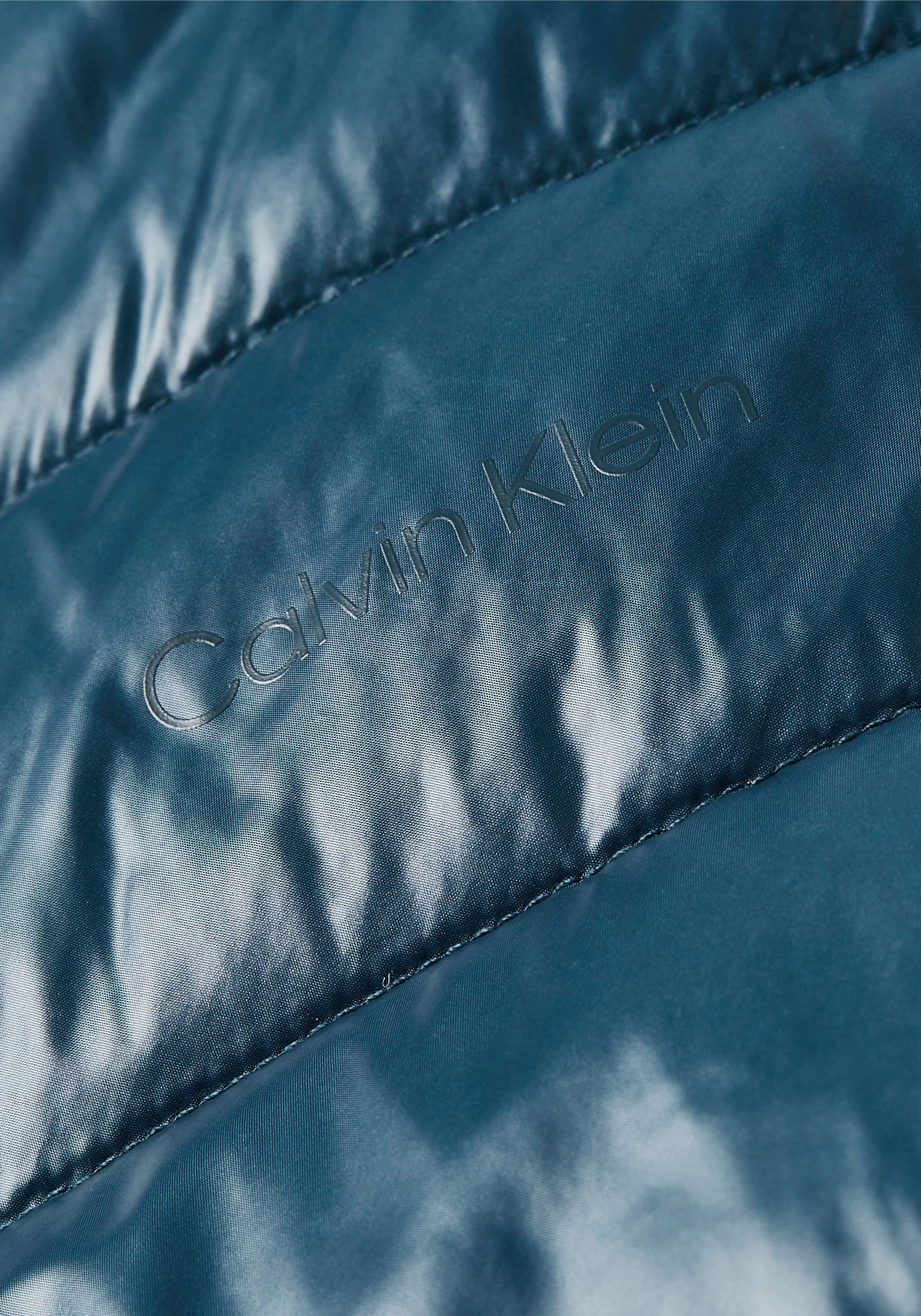 Calvin Klein RECYCLED Klein dezentem Branding Steppmantel Calvin PADDED »ESSENTIAL online mit COAT«