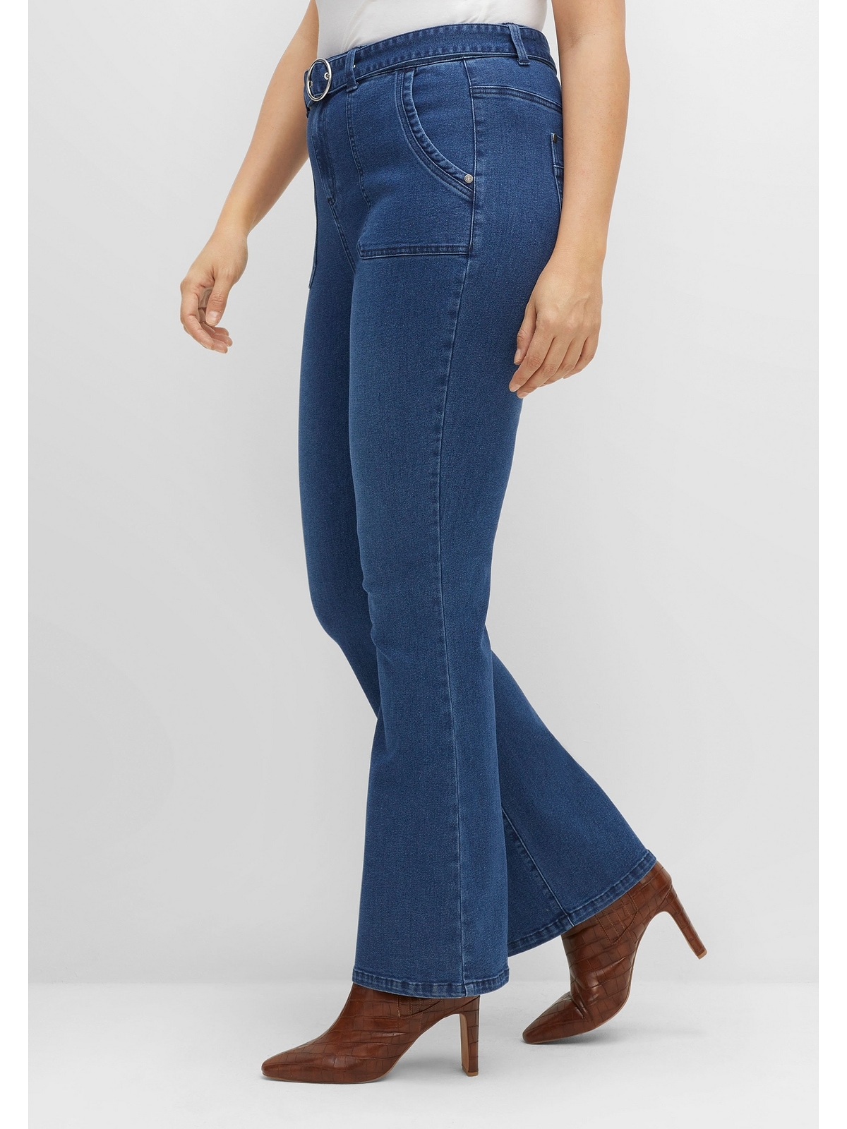 Sheego Bootcut-Jeans Stoffgürtel markanten Taschen mit Größen«, online (Set), »Große und