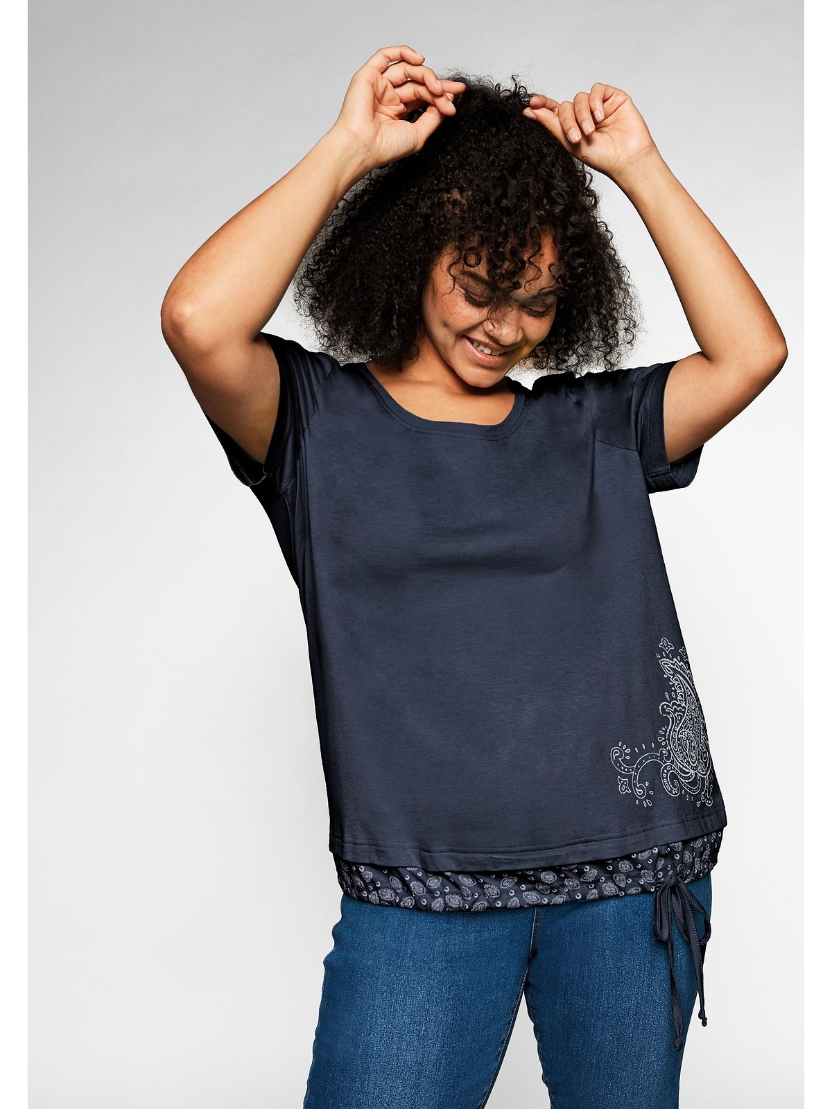 Sheego T-Shirt »Große Größen«, in 2-in-1-Optik mit Print und Tunnelzug  shoppen | I'm walking