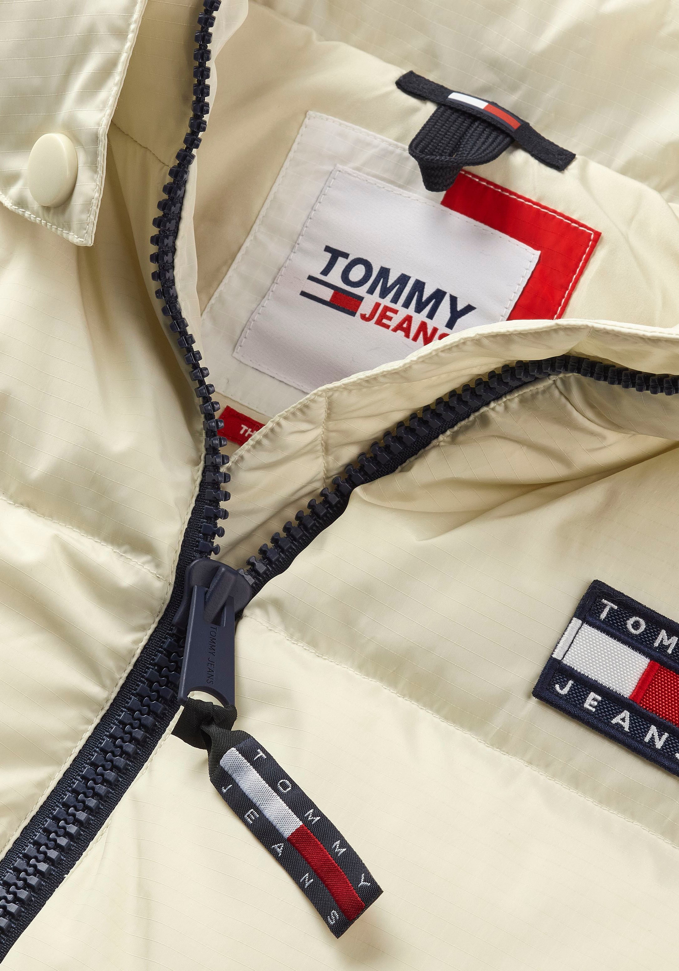 Tommy Jeans Steppweste »TJW Aufhänger VEST«, online | am Kragen walking I\'m mit ALASKA PUFFER