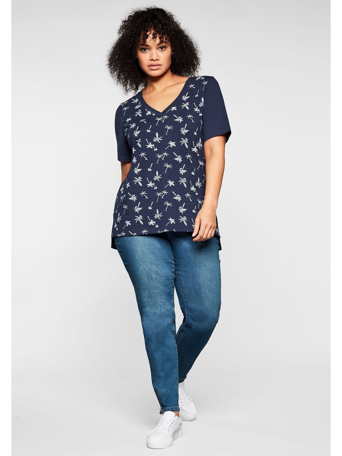 Sheego T-Shirt »Große Größen«, mit V-Ausschnitt walking und | kaufen vorn Palmenprint tiefem I\'m