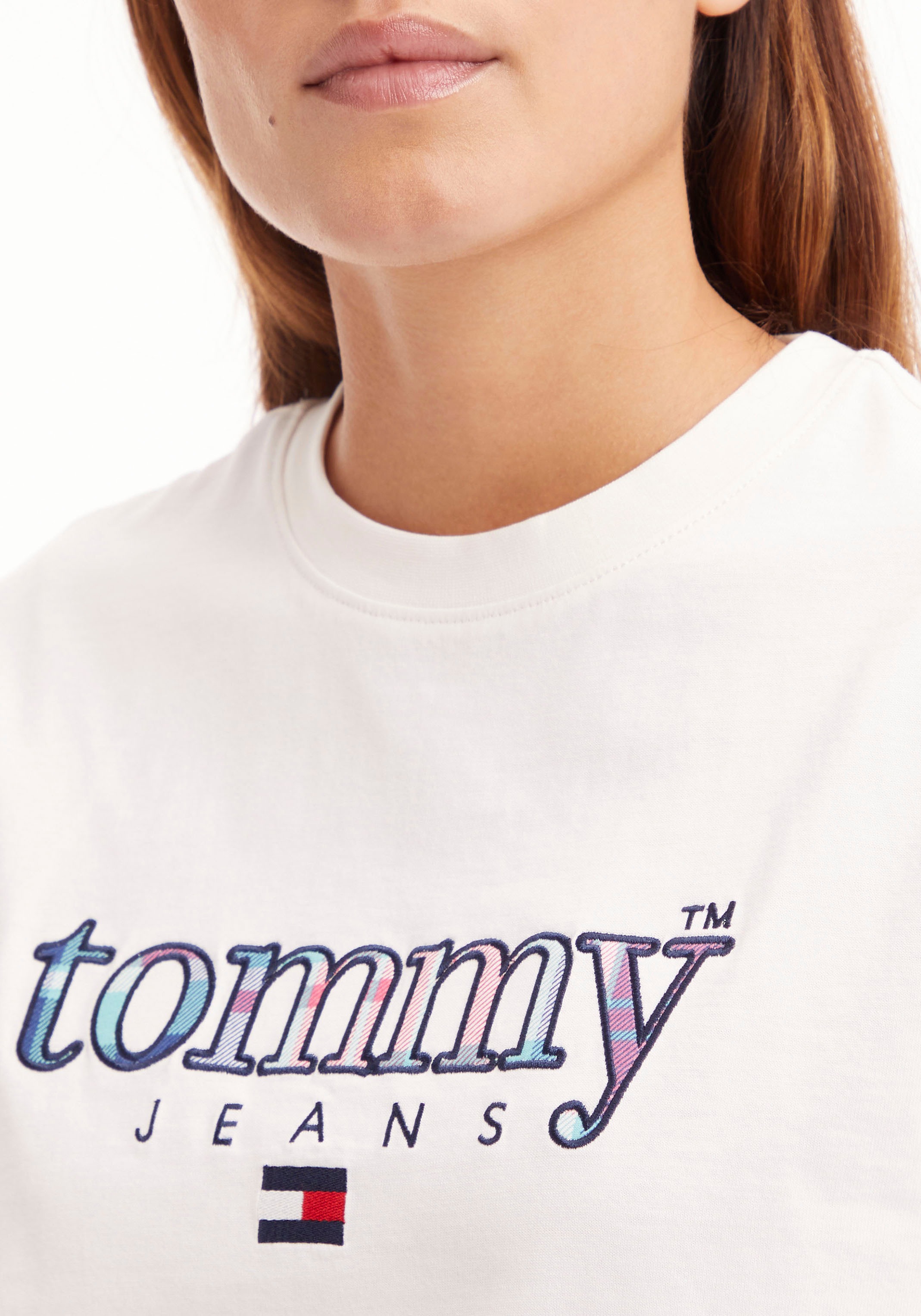 Tommy Jeans 1 »TJW Tommy TEE«, kaufen gesticktem Kurzarmshirt CLS Front-Schriftzug | walking mit Jeans I\'m TARTAN