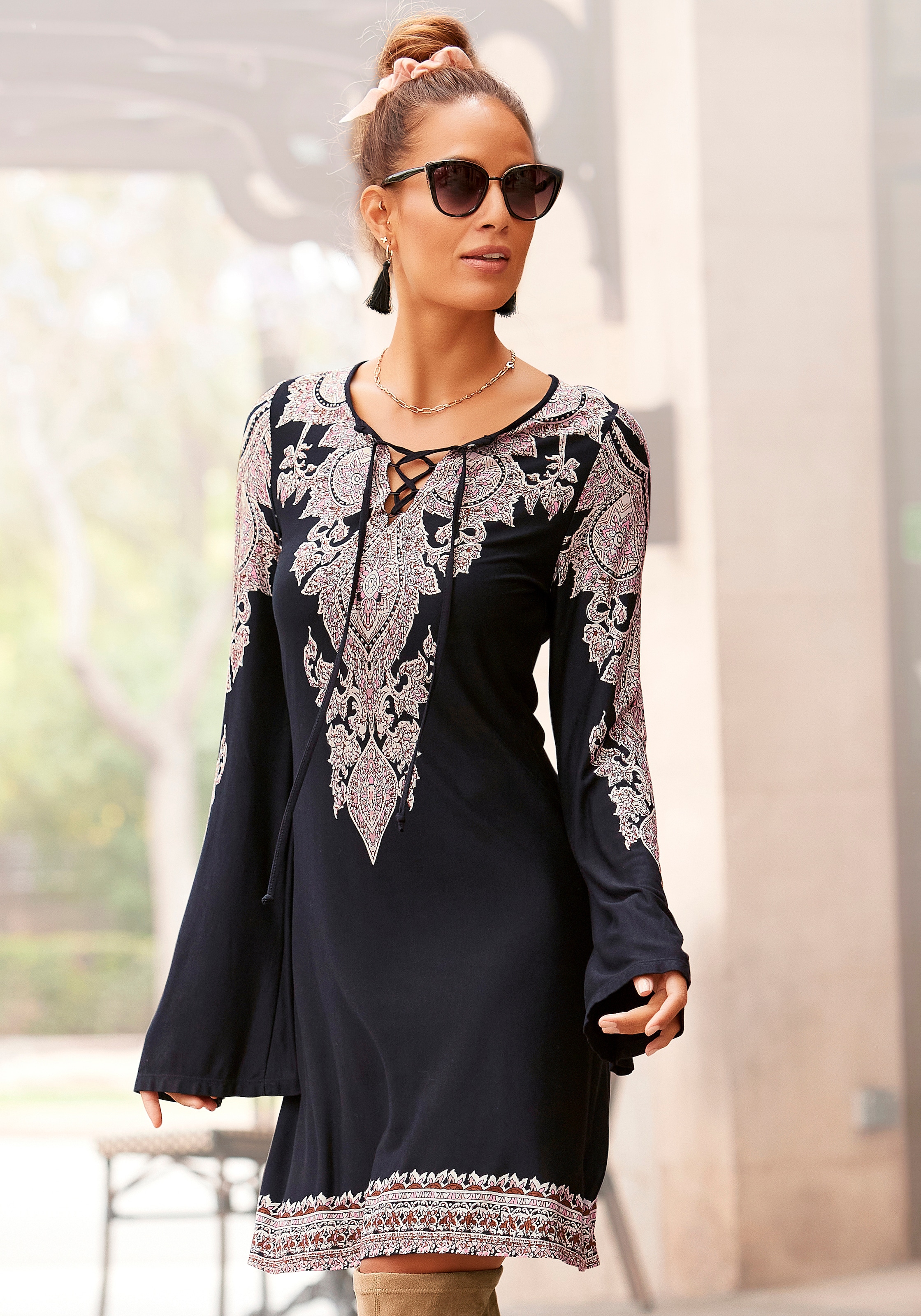 LASCANA Jerseykleid, mit Bordürendruck online