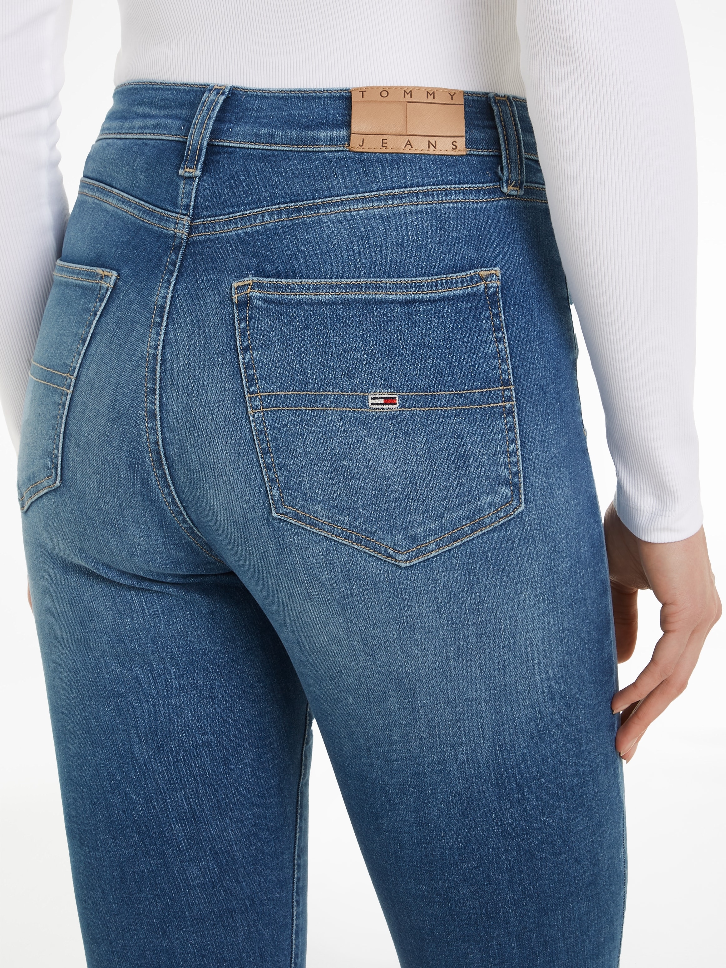 Tommy Jeans Bequeme Jeans »Sylvia«, mit Ledermarkenlabel online kaufen |  I\'m walking