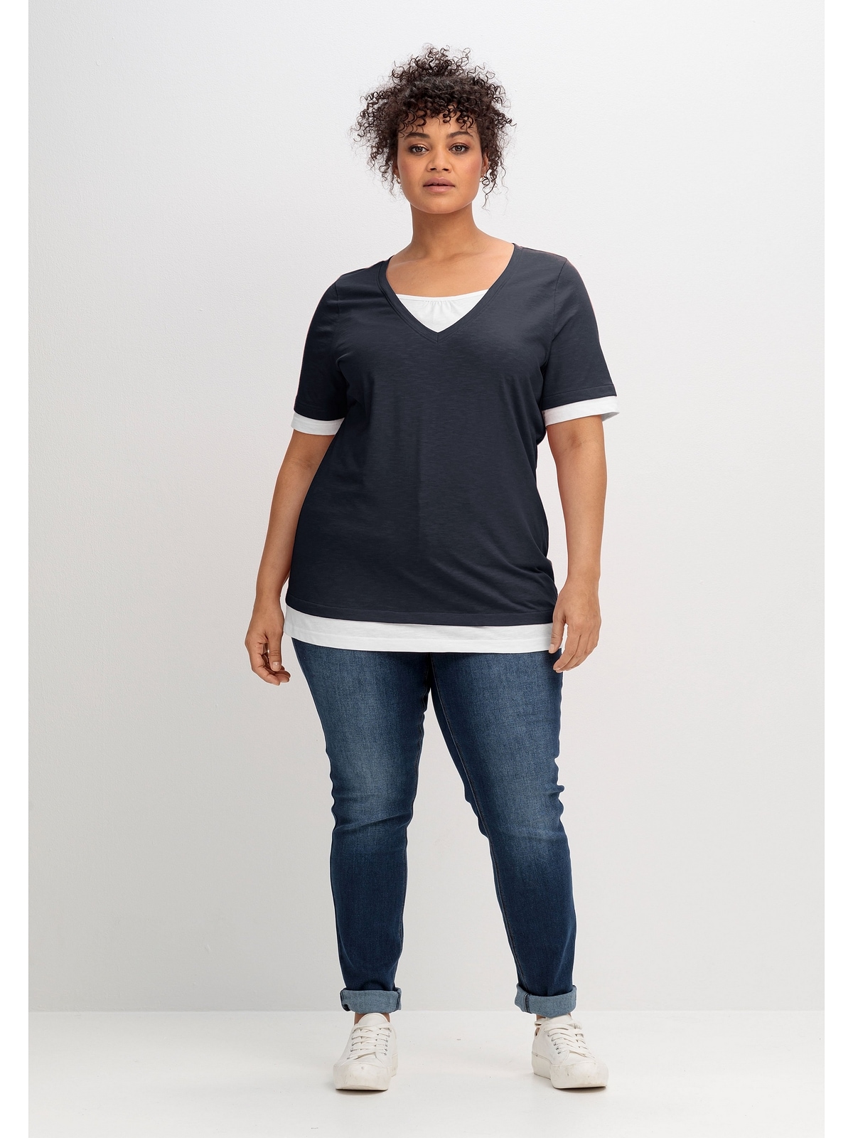 Sheego 2-in-1-Shirt »Große Größen«, in 2-in-1-Optik, mit V-Ausschnitt  shoppen | I'm walking