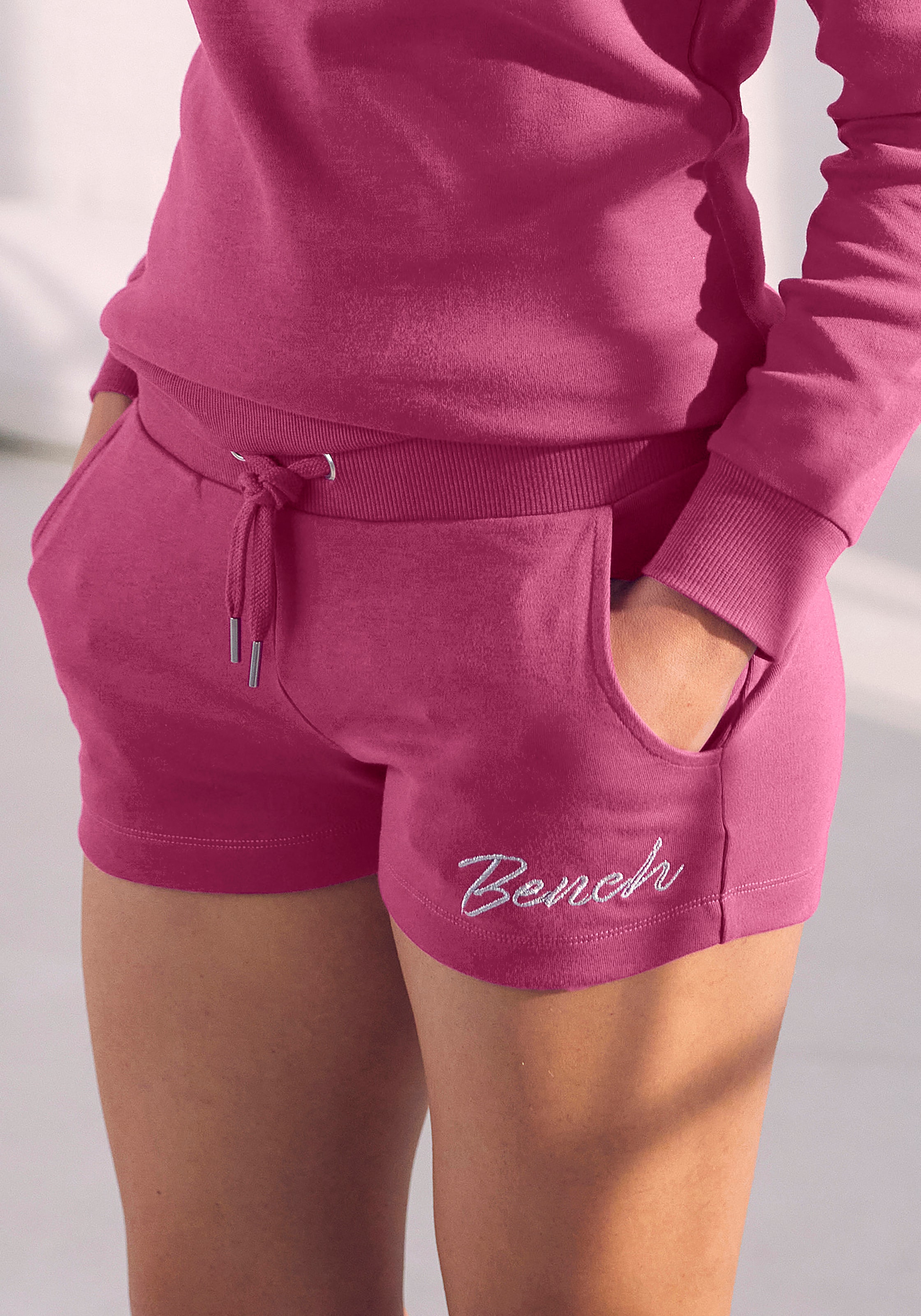 Bench. Loungewear Sweatshorts, mit glänzender Loungewear, Loungeanzug Logostickerei, online