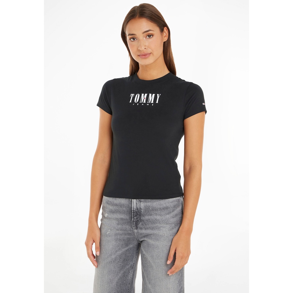 Tommy Jeans Kurzarmshirt TJW BABY ESSENTIAL LOGO 2 SS mit Tommy Jeans Logo-Schriftzug Tommy Jeans Kurzarmshirt TJW BABY ESSENTIAL LOGO 2 SS mit Tommy Jeans Logo-Schriftzug