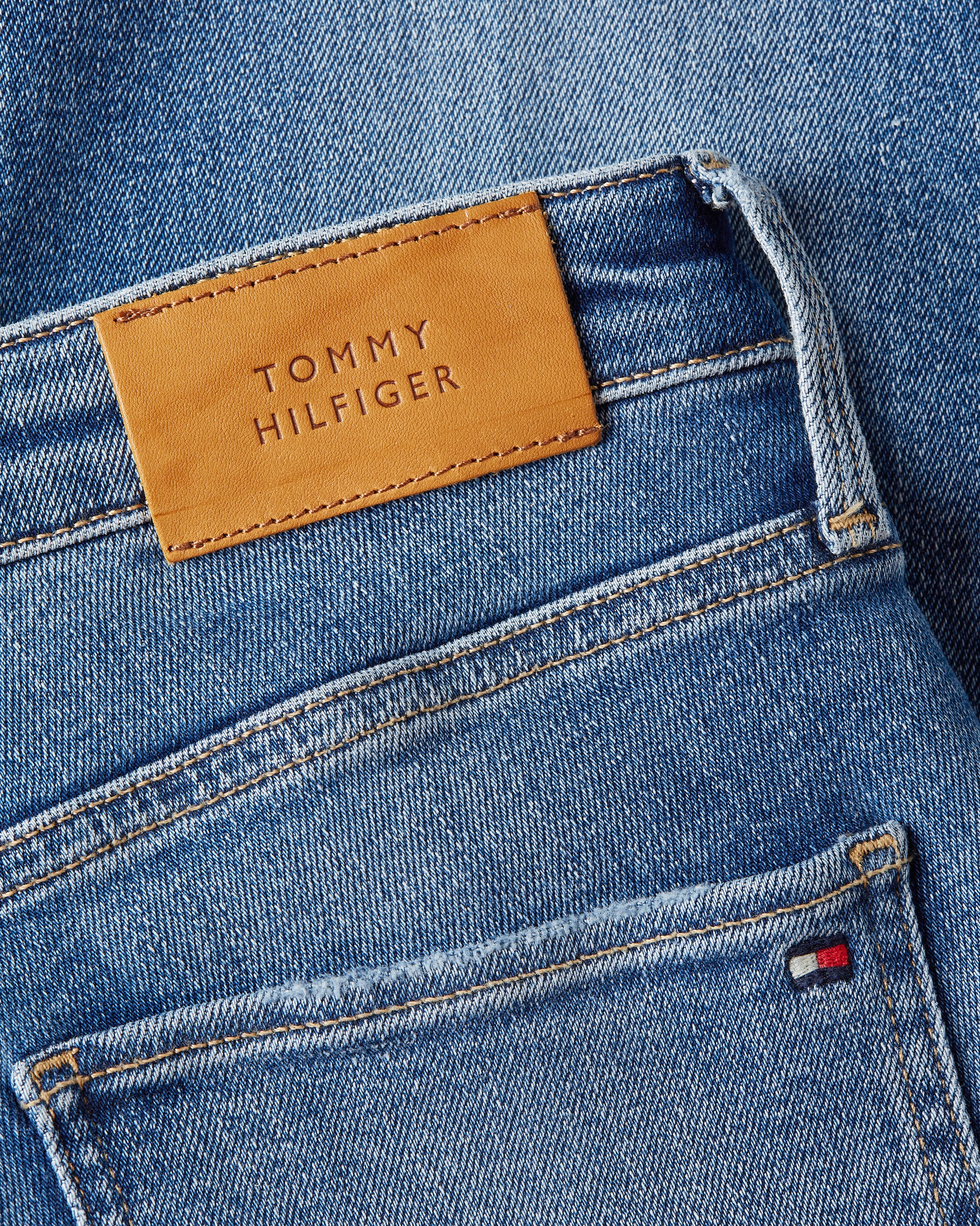 Tommy Hilfiger Curve Bootcut-Jeans walking Hilfger HW SIZE Tommy | »CRV bestellen Logo-Badge PLUS LEO«, CURVE,mit I\'m BOOTCUT