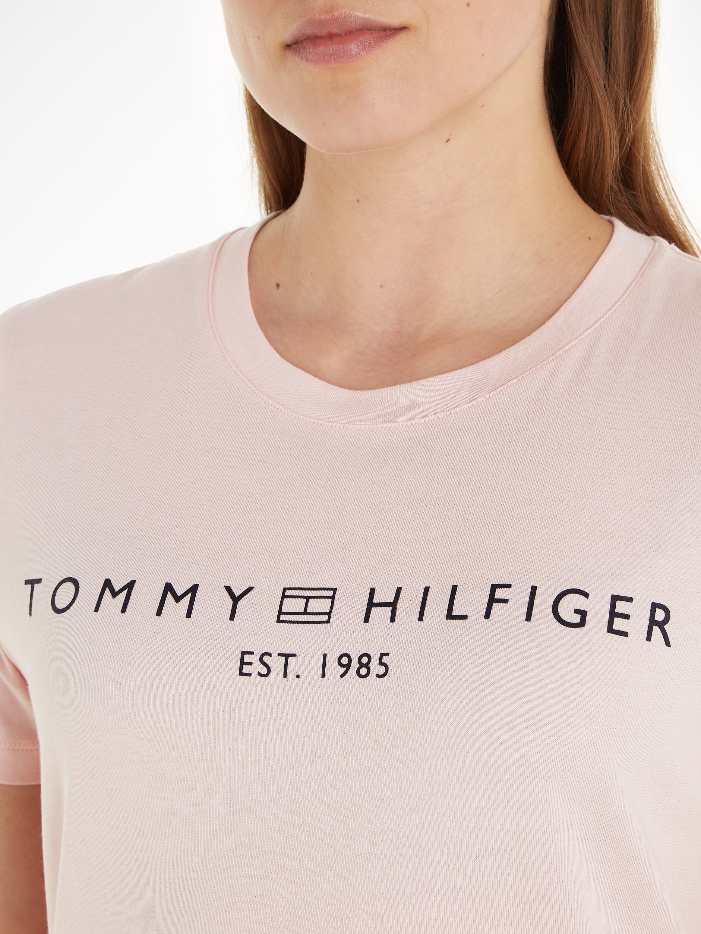 T-Shirt LOGO der online auf mit Brust »REG SS«, Markenlabel Tommy Hilfiger C-NK CORP