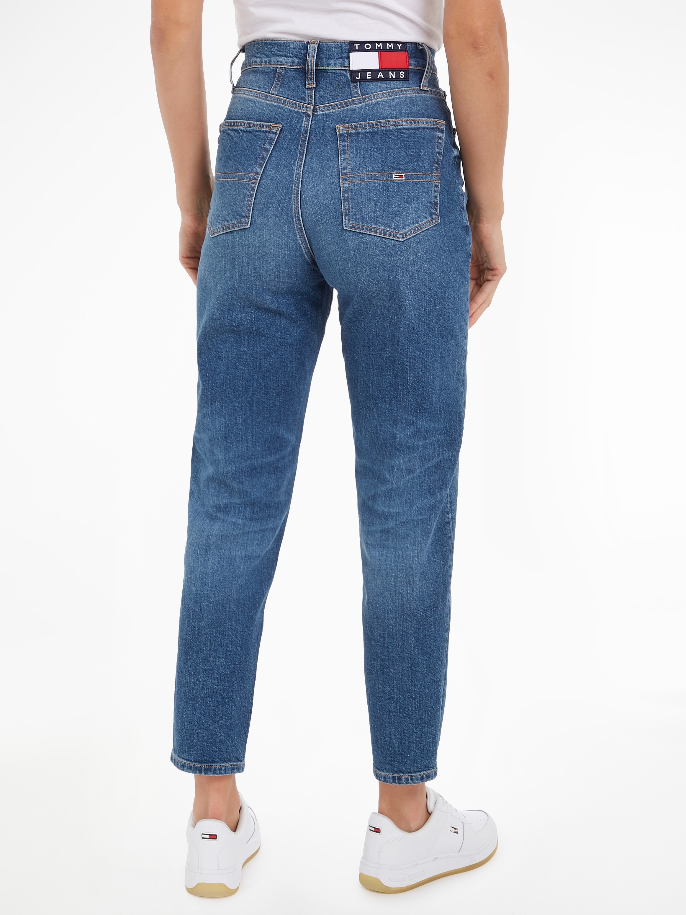 Tommy Jeans Mom-Jeans »MOM JEAN UHR TPR CG5136«, mit Logobadge und  Labelflags online | I\'m walking
