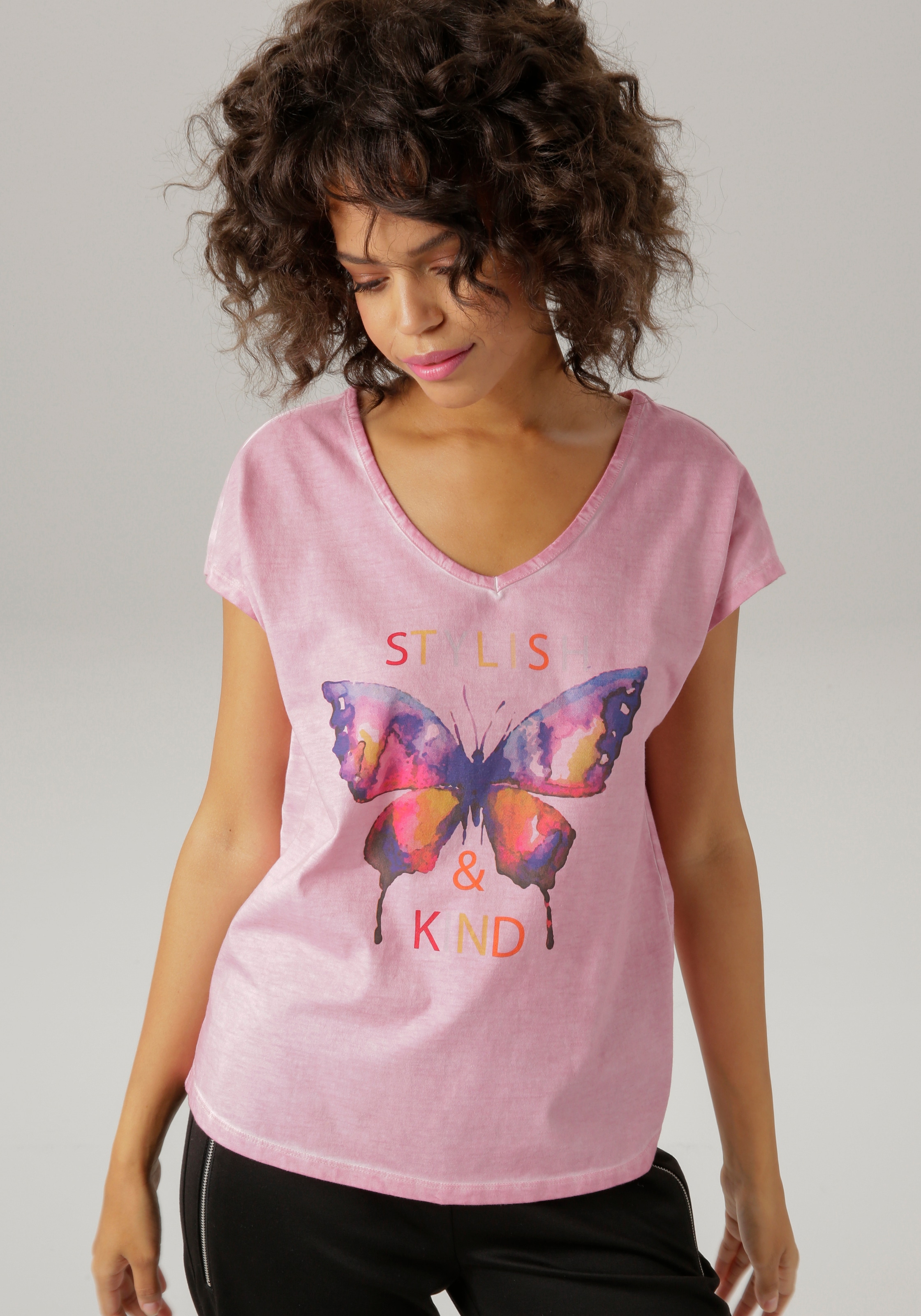 Aniston CASUAL T-Shirt, mit batikfarbigem Schmetterling und Schriftzug  kaufen | I\'m walking