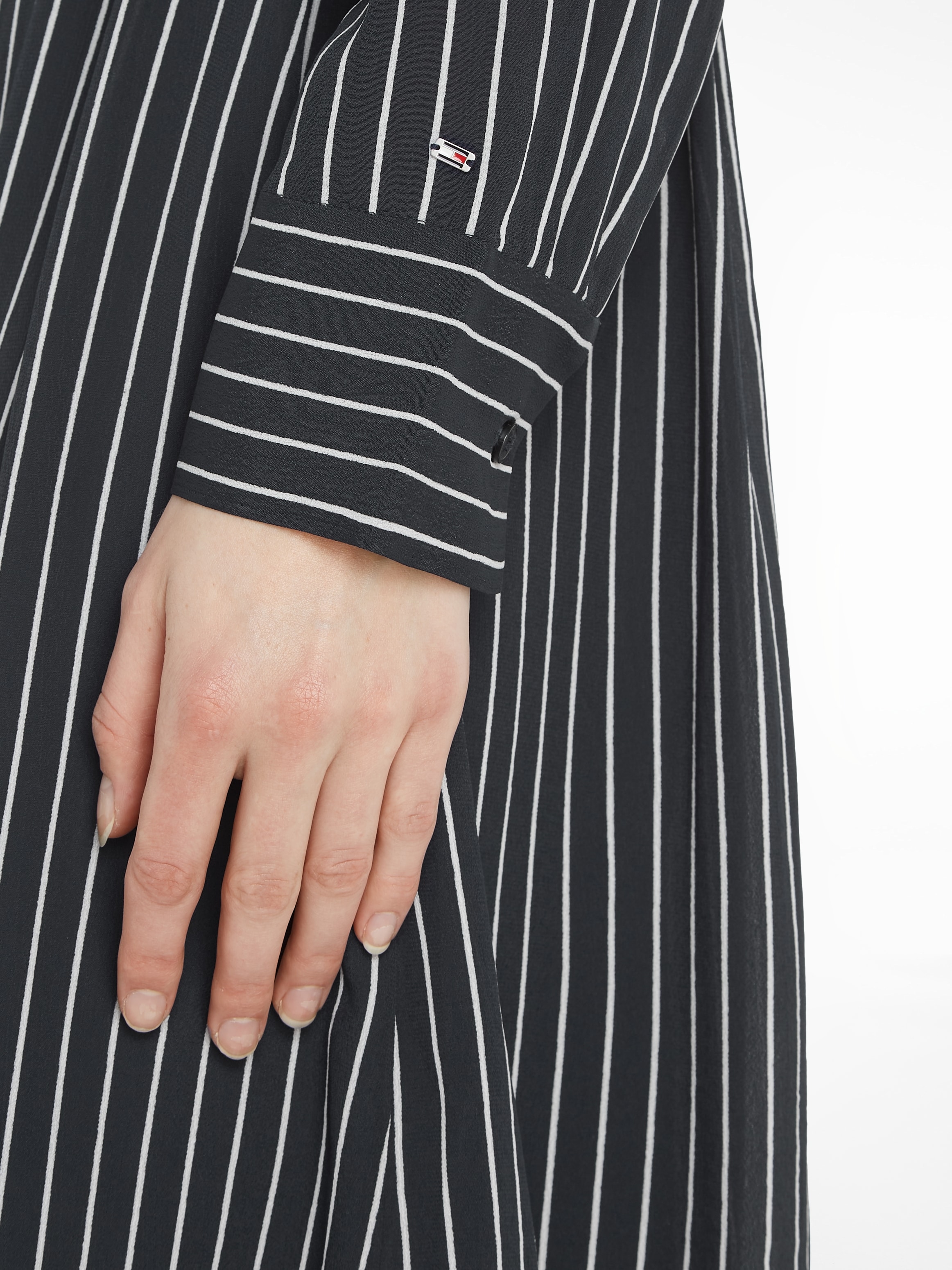 Tommy Hilfiger Blusenkleid kaufen CREPE »FLUID VISCOSE DRESS«, online mit | walking I\'m KNEE Logopatch