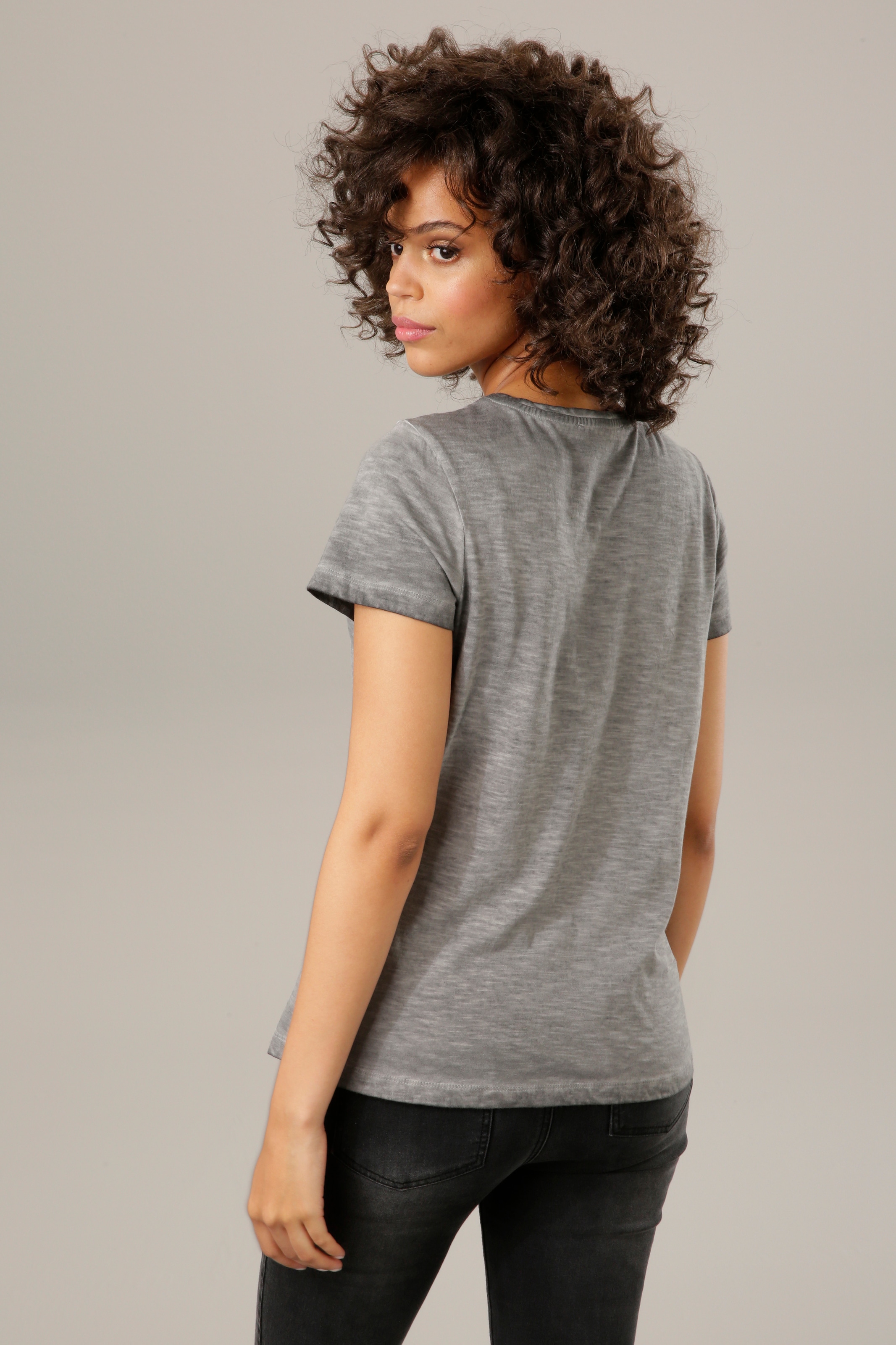 Aniston CASUAL T-Shirt, mit Glitzersteinchen verzierter Frontdruck online
